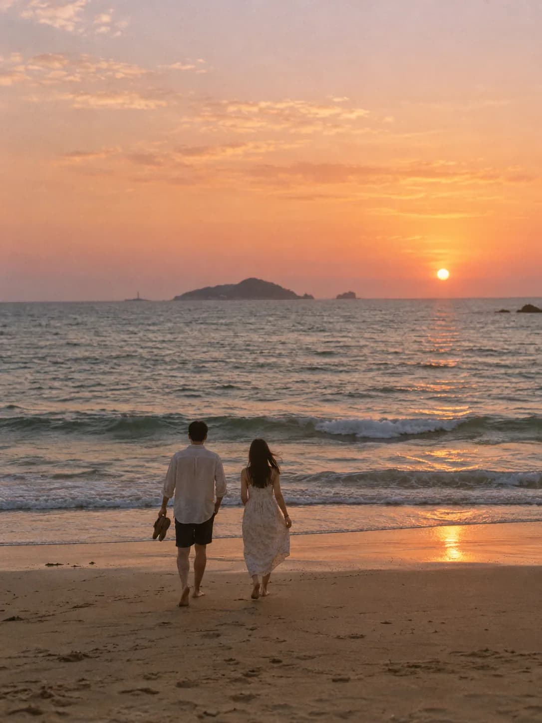 Berjalan di pantai saat matahari terbenam